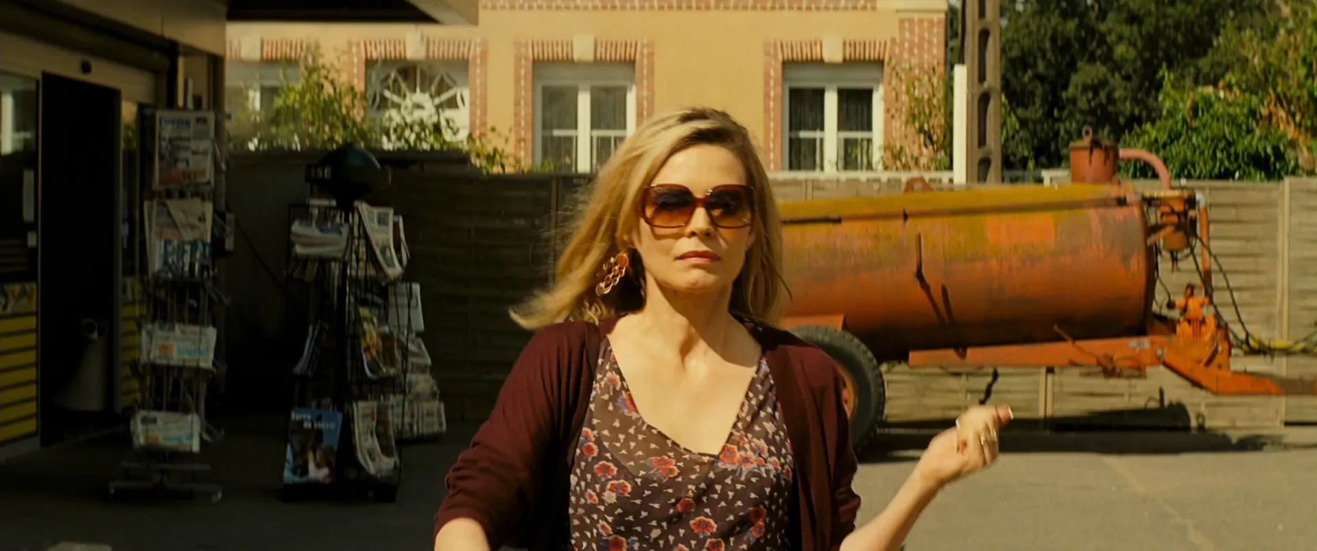 The Family (2013) Hindi Dubbed 480p HDRip 300MB Screenshot